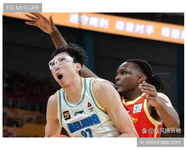 抢篮板犯规判定：篮球规则如何界定合法身体接触与犯规行为
